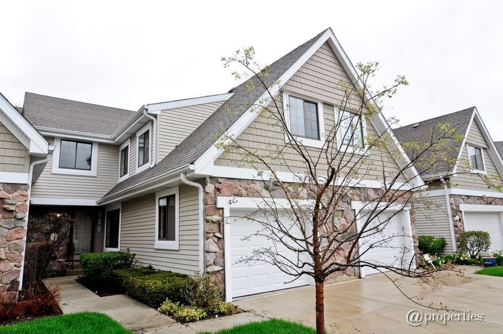 2536 Essex Dr, Northbrook, IL 60062