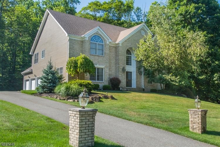 12 Rosewood Ln, Denville, NJ - 4 Bed, 2.5 Bath Single-Family Home - 24