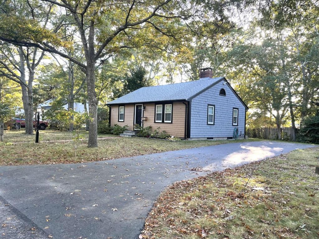 41 Bacon Rd, Hyannis, MA 02601