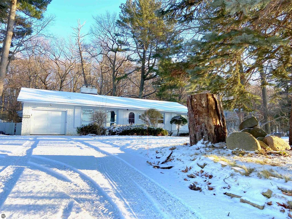 9006 Peninsula Dr, Traverse City, MI 49686