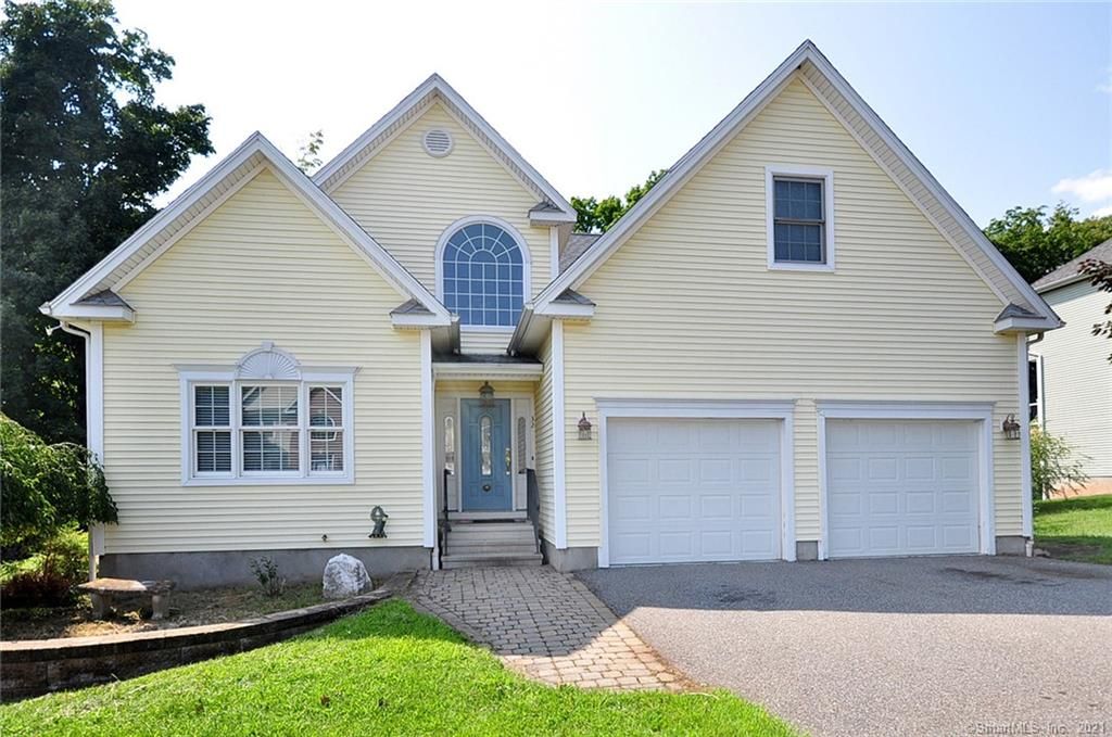 32 Sovereign Rdg, Cromwell, CT 06416
