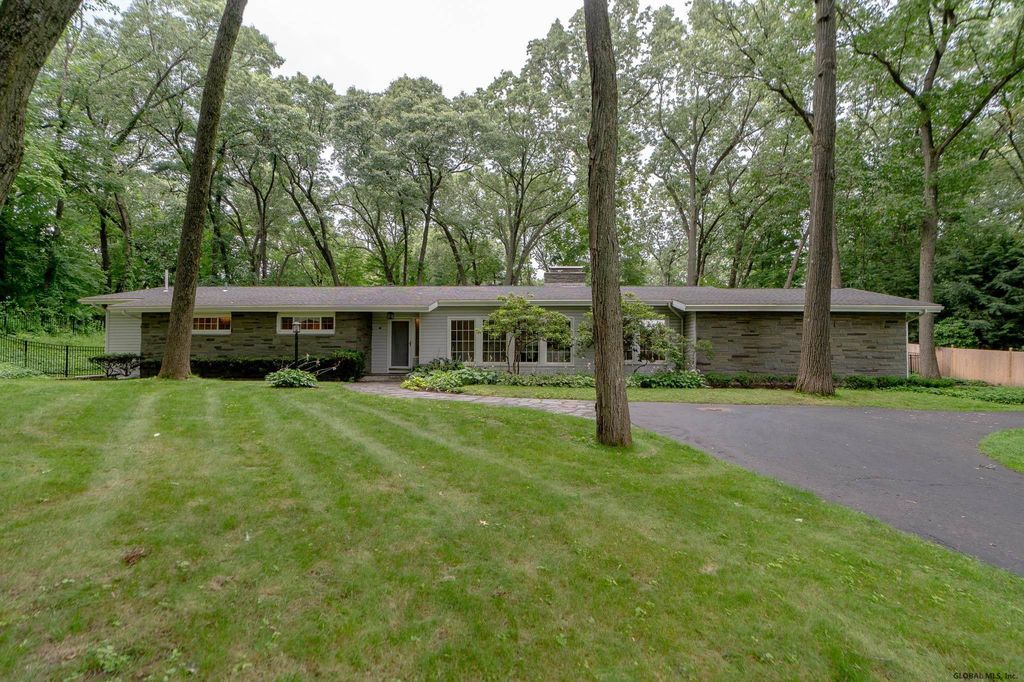 9 Hills Rd, Loudonville, NY 12211