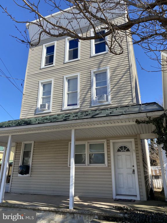 7 S  Main St, Stewartstown, PA 17363