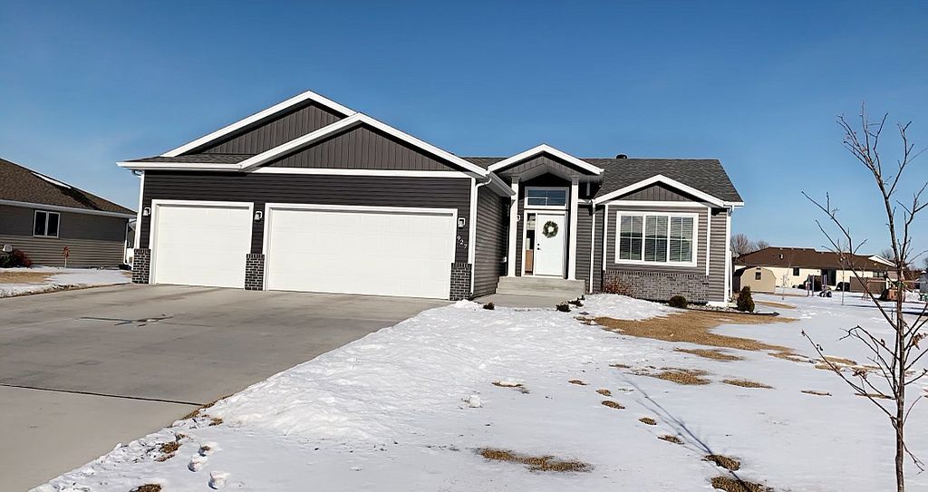 927 Greenway Blvd SE, East Grand Forks, MN 56721