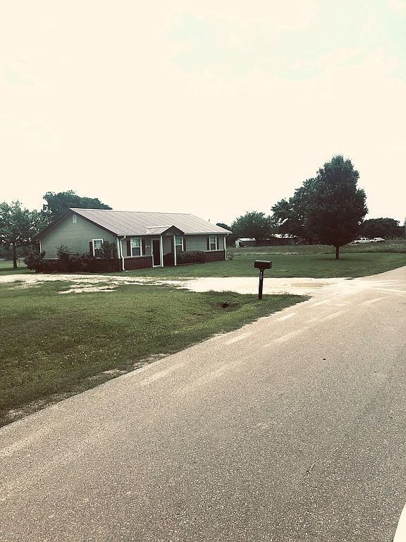 1011 S Choctaw St, Caddo, OK 74729