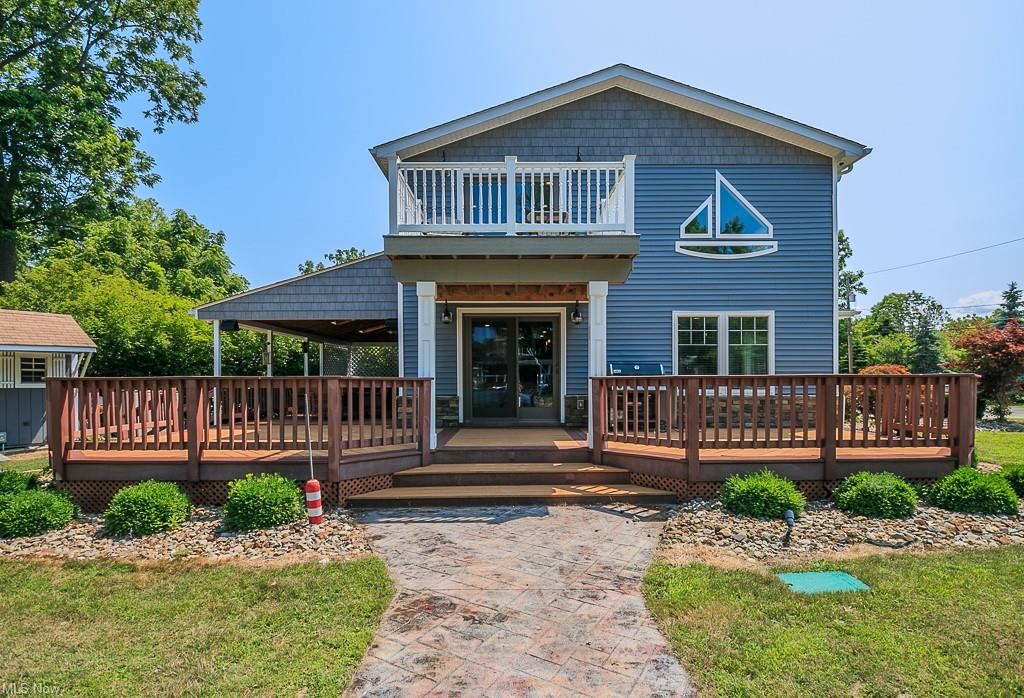 35736 W Island Dr, Eastlake, OH 44095