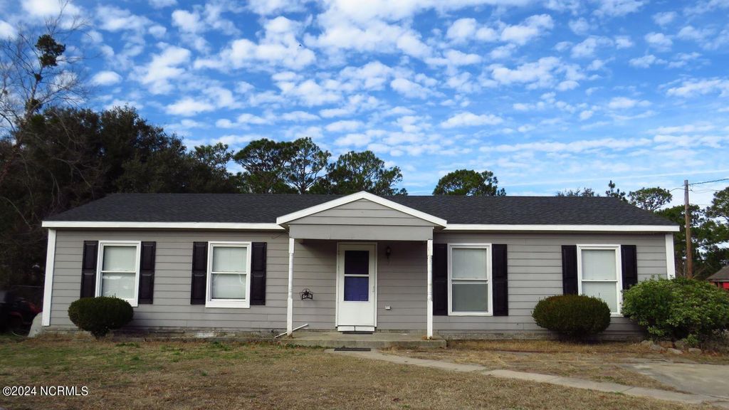 87 Crown Point Road, Hubert, NC 28539