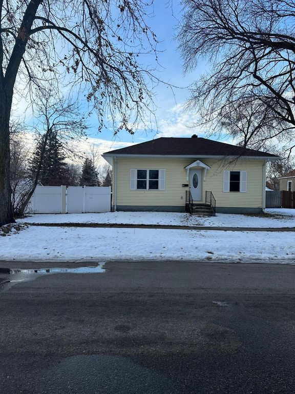 521 Arnold Ave N, Thief River Falls, MN 56701