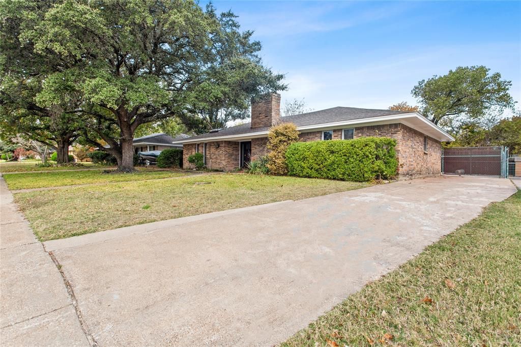 2727 N Cypress Cir, Plano, TX 75075