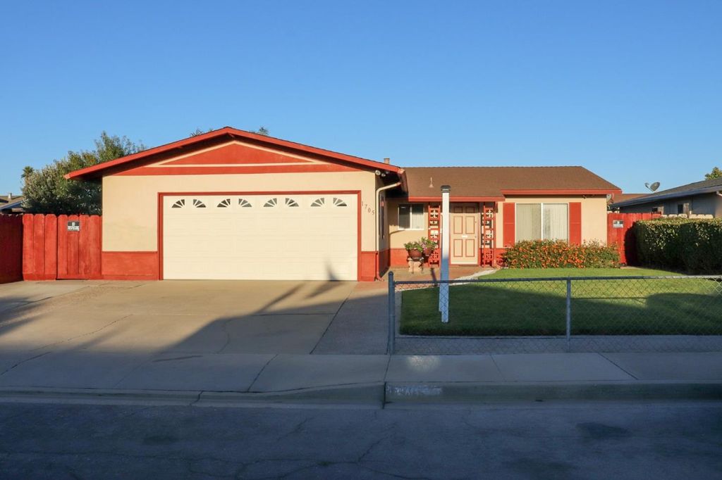 1705 Los Coches Cir, Salinas, CA 93906