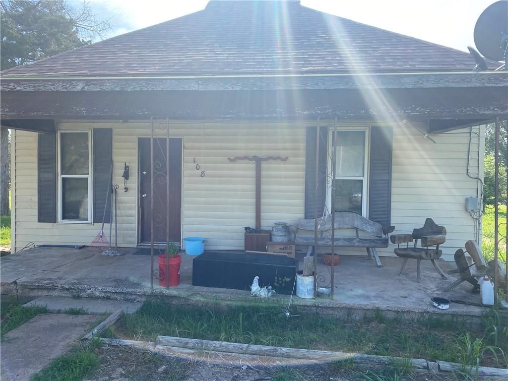 108 S Grand Ave, Willow, OK 73673