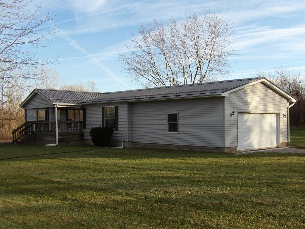 3051 E Bacon Rd, Hillsdale, MI 49242