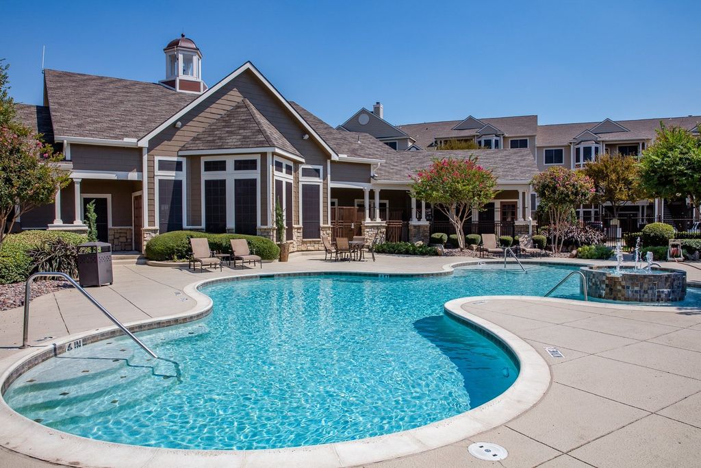 9685 Boat Club Rd, Fort Worth, TX 76179