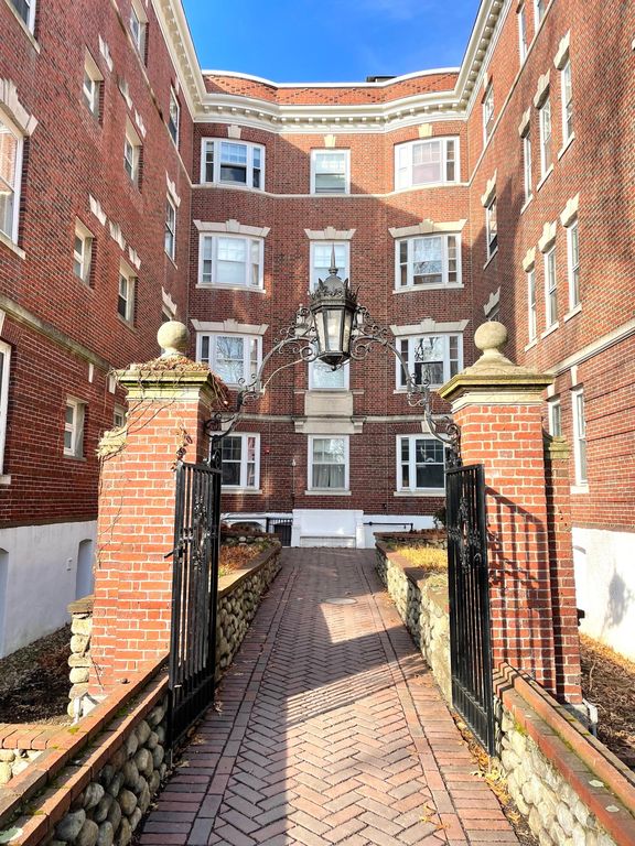 37 Lee St #4, Cambridge, MA 02139
