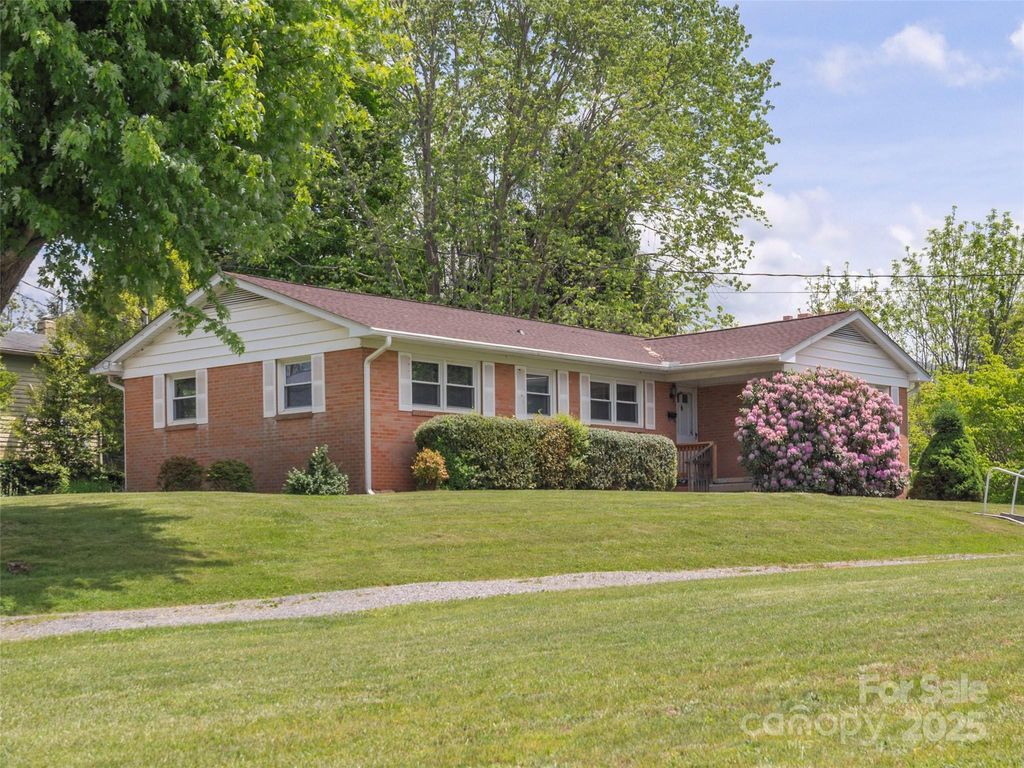 420 Wesley St, Canton, NC 28716