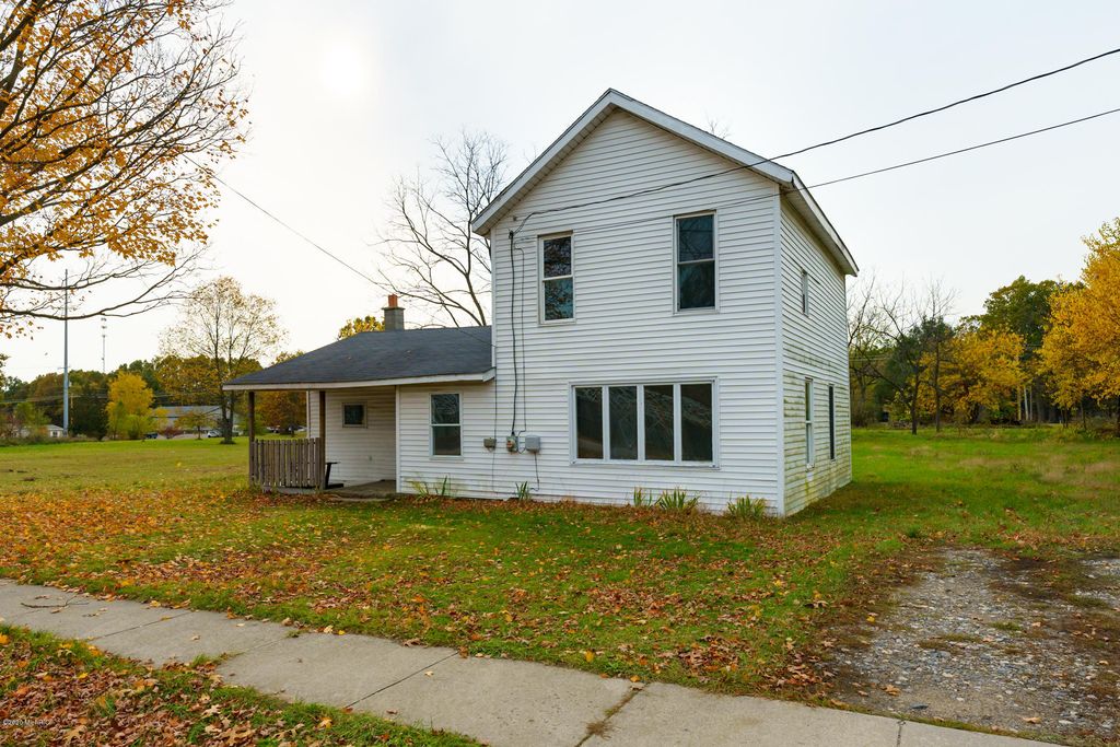 704 White Oak St, Decatur, MI 49045
