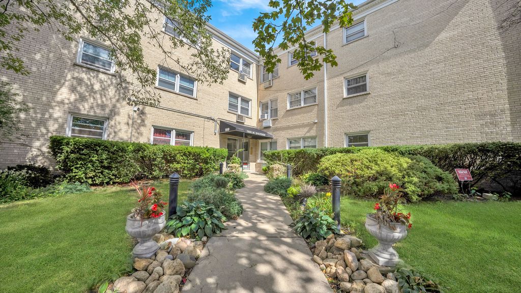 1440 W Sherwin Ave #104, Chicago, IL 60626