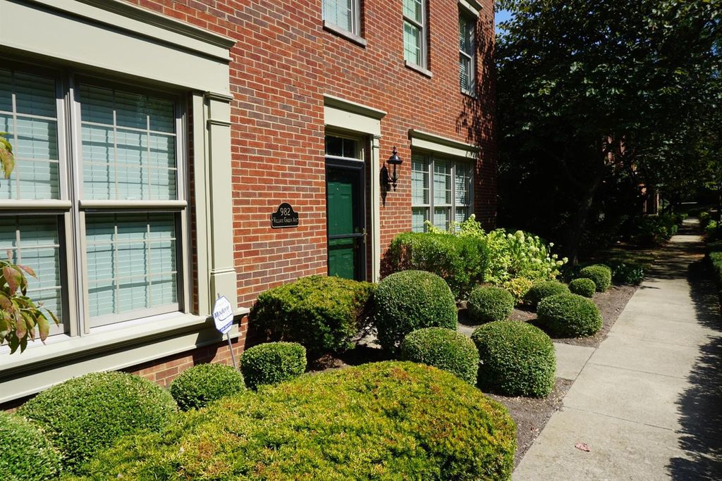 982 Village Green Ave, Lexington, KY 40509