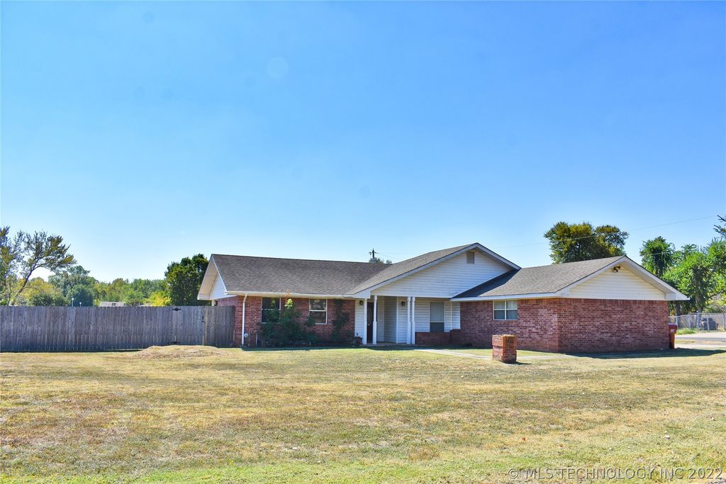 1402 E Jefferson St, Hugo, OK 74743 Trulia