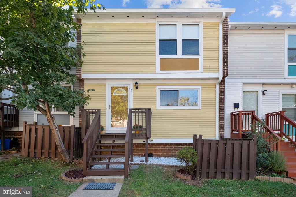 7 Pine Ridge Ct, Germantown, MD 20874