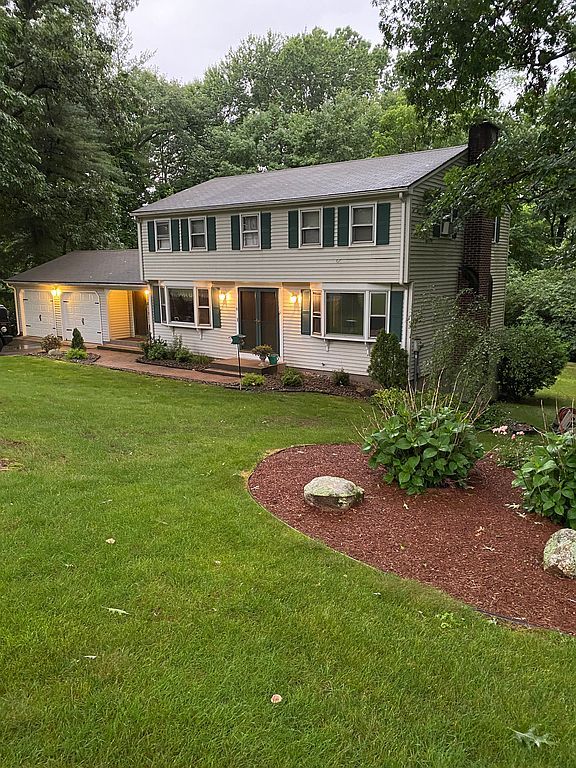 8 Pioneer Dr, Ellington, CT 06029