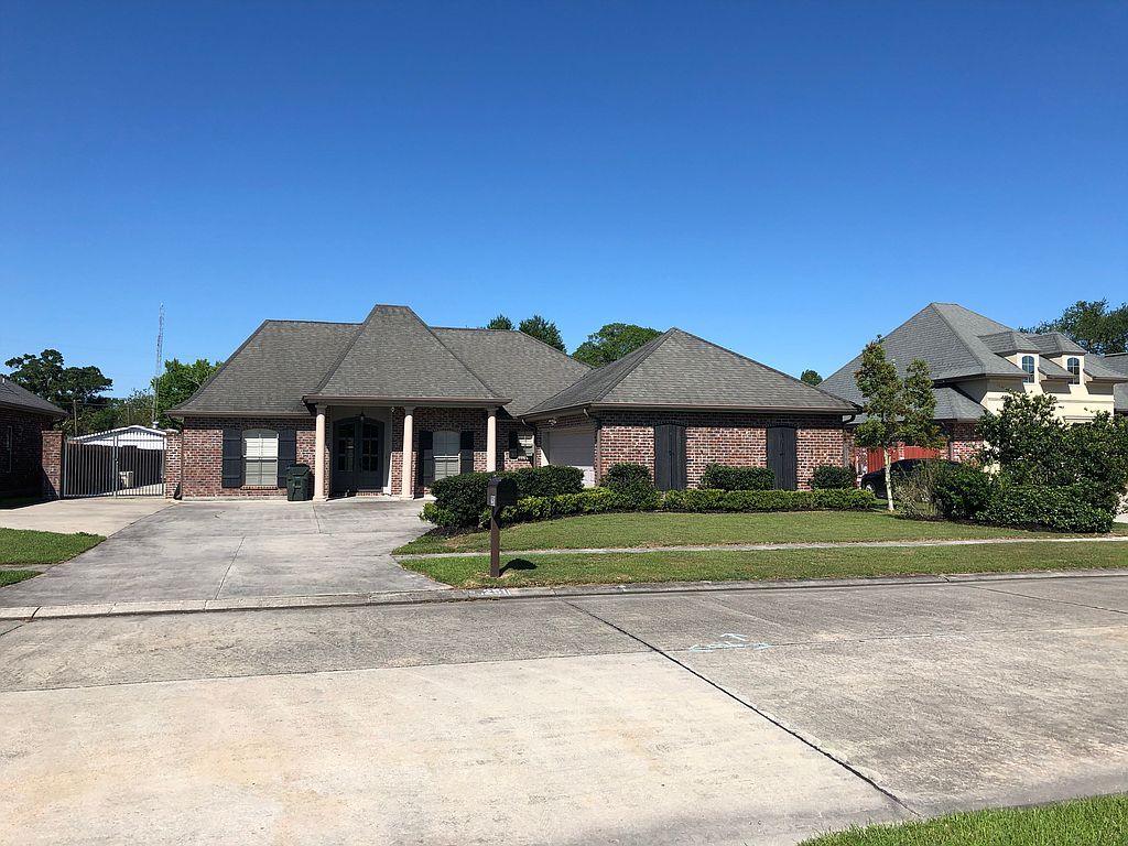 251 Lakewood Dr, Houma, LA 70360