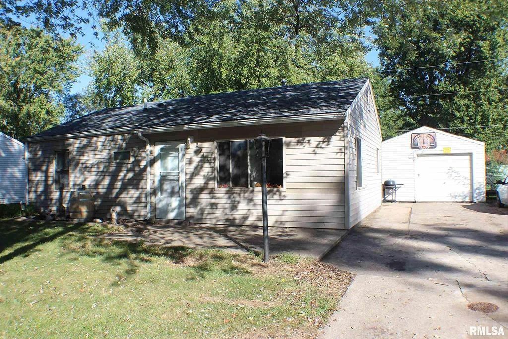 2914 W  67th St, Davenport, IA 52806