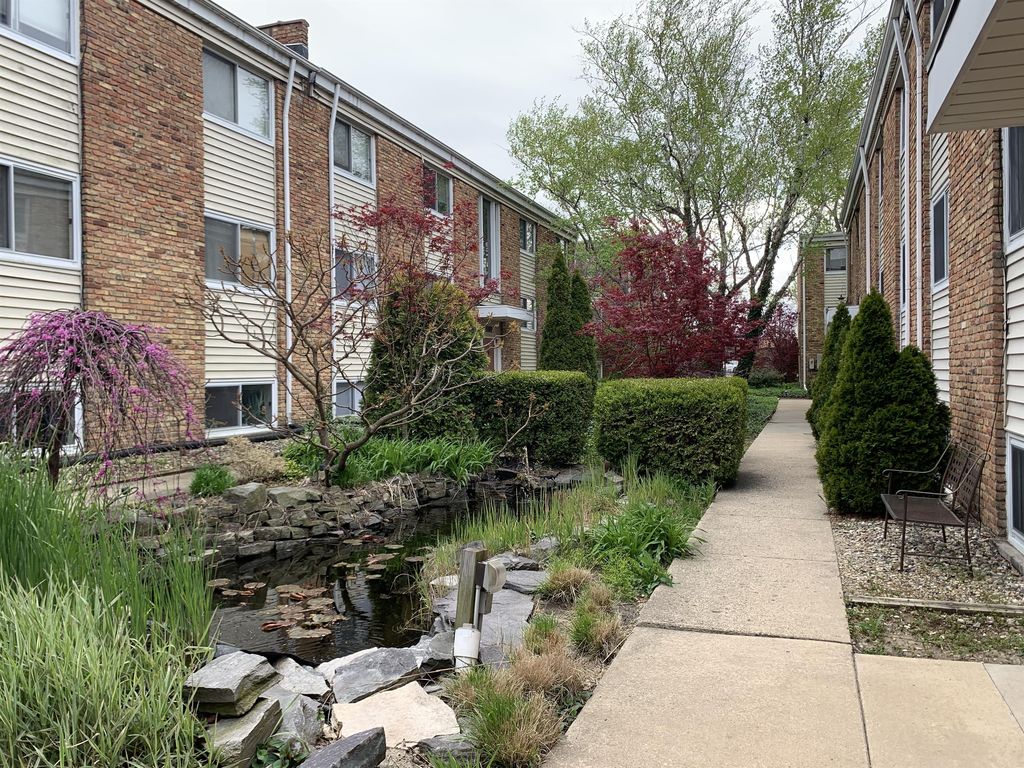 1019 Francis Dr #6, Champaign, IL 61821