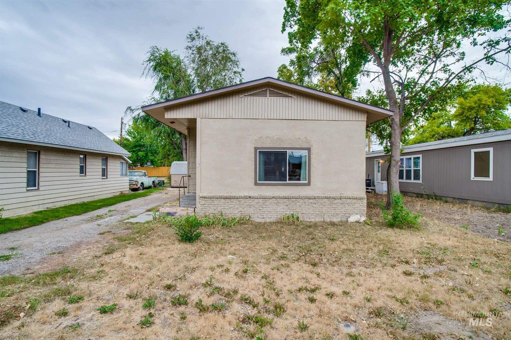 657 W Idaho St, Weiser, ID 2 Bed, 1 Bath SingleFamily Home 35