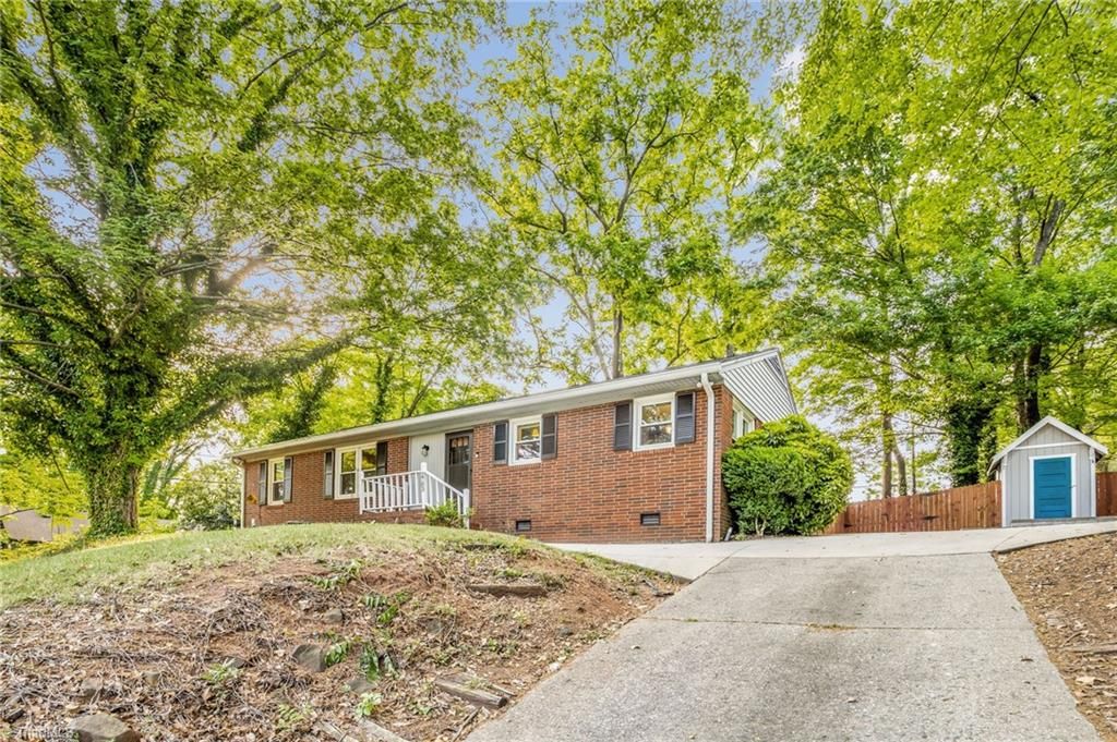 2703 W  Cornwallis Dr, Greensboro, NC 27408