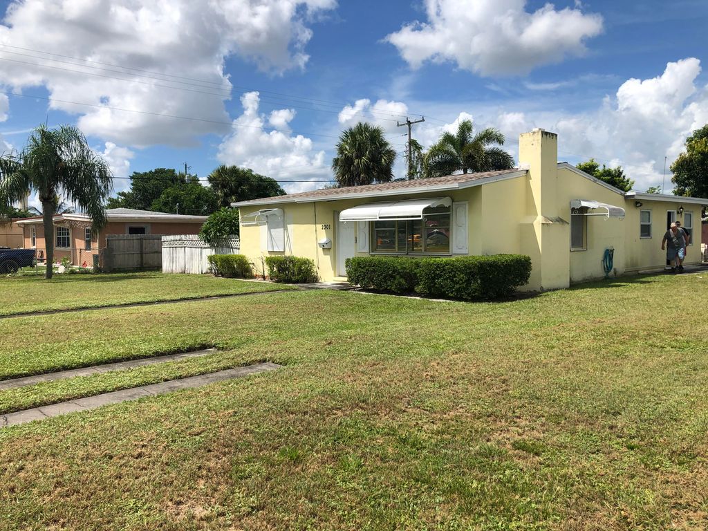 2301 Clubhouse Dr, West Palm Beach, FL 33409