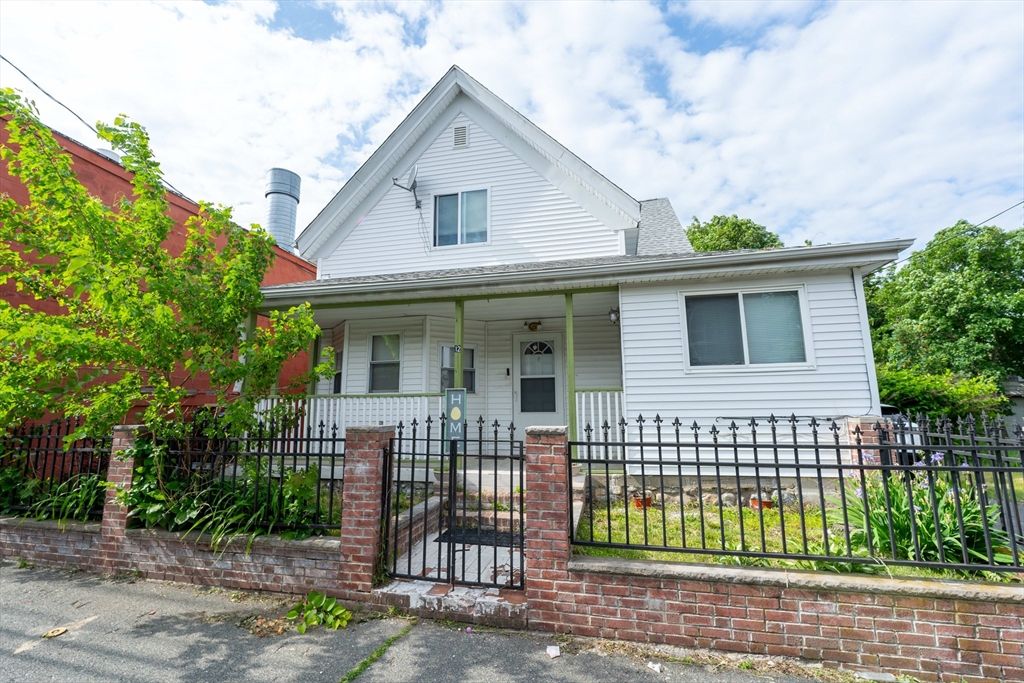 12 Charles St, Brockton, MA 02301