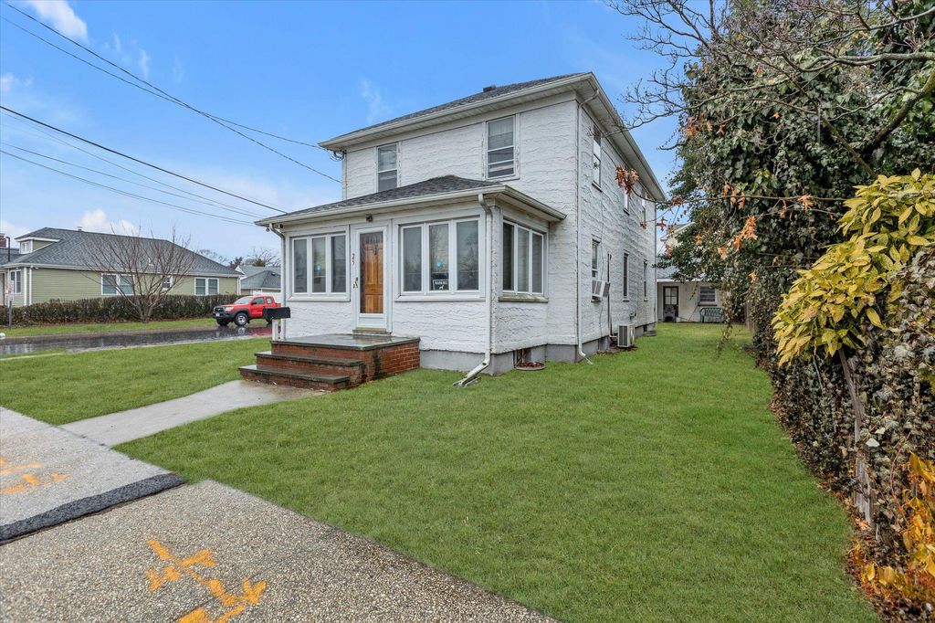 25 Roosevelt Street, Bay Shore, NY 11706