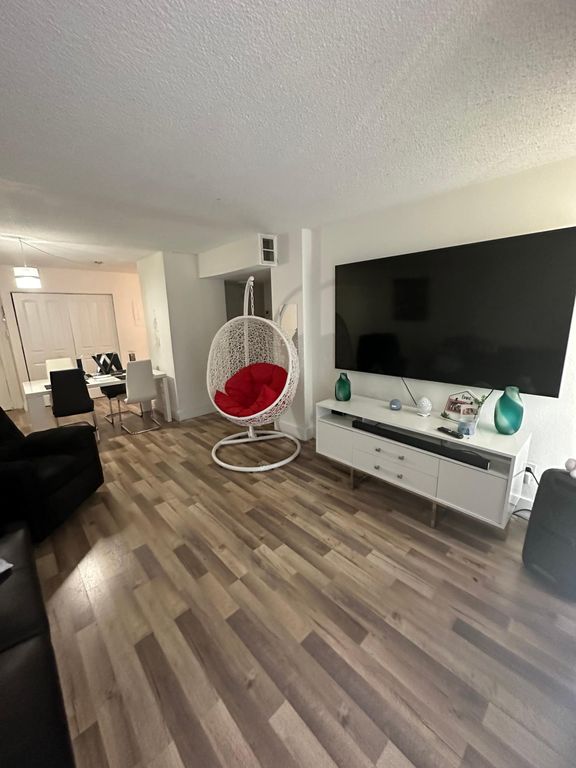 8840 Fontainebleau Blvd, Doral, FL 33172