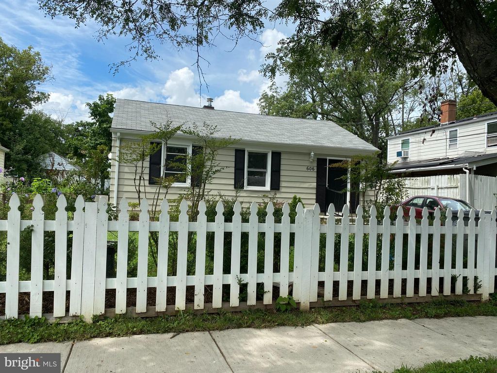 606 Burgundy Dr, Rockville, MD 20850