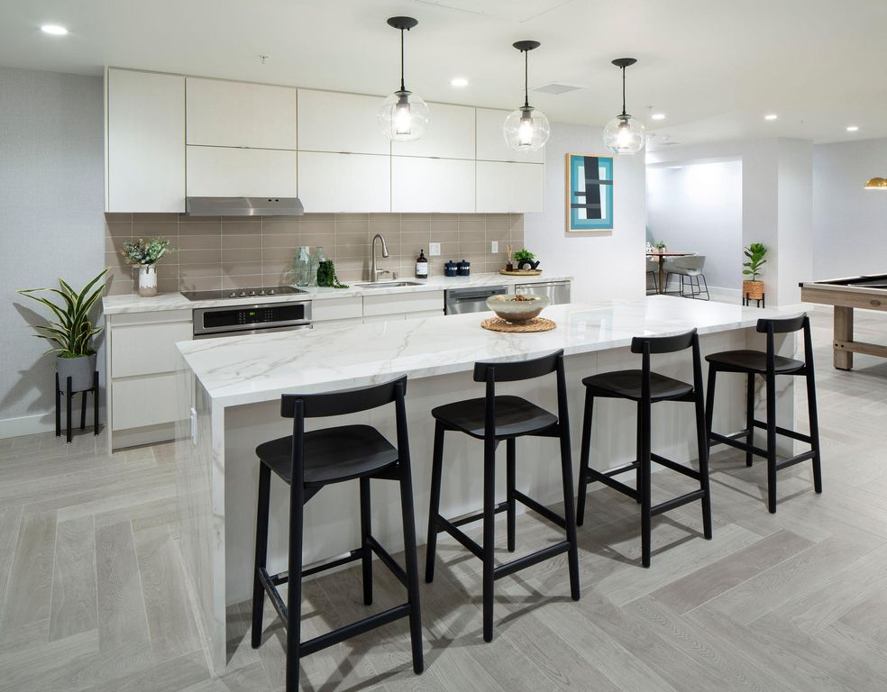 411 S  Normandie Ave #714, Los Angeles, CA 90020