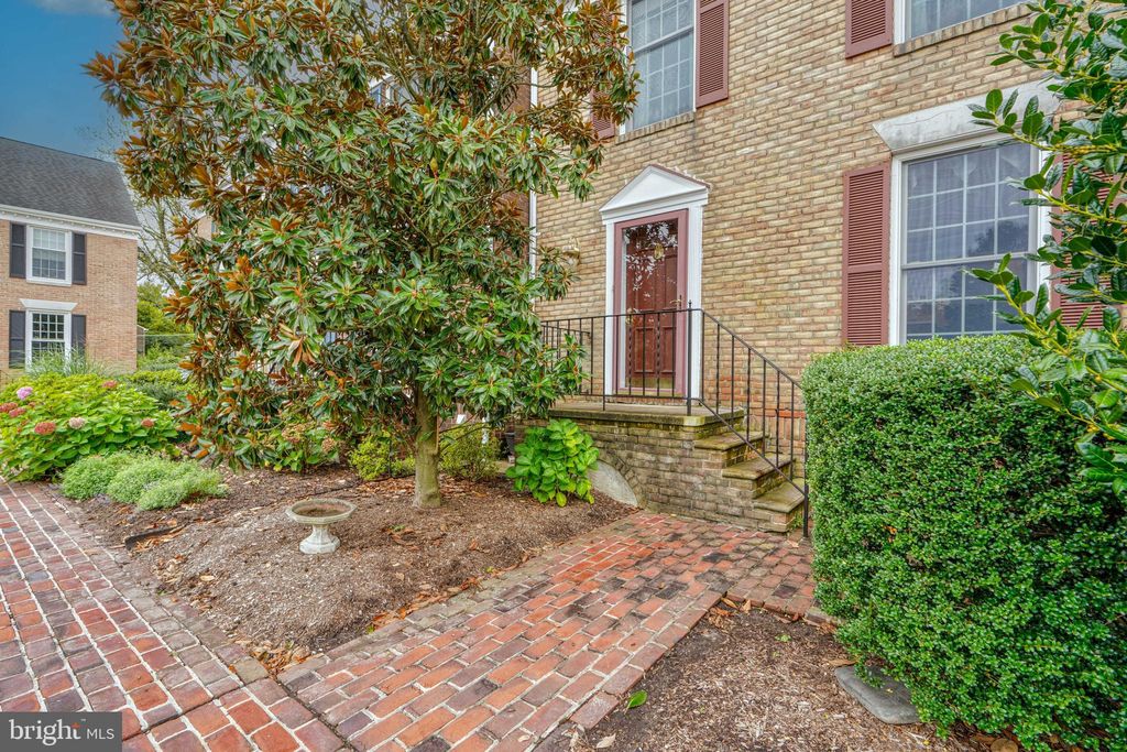11 Parliament Ct, Baltimore, MD 21212