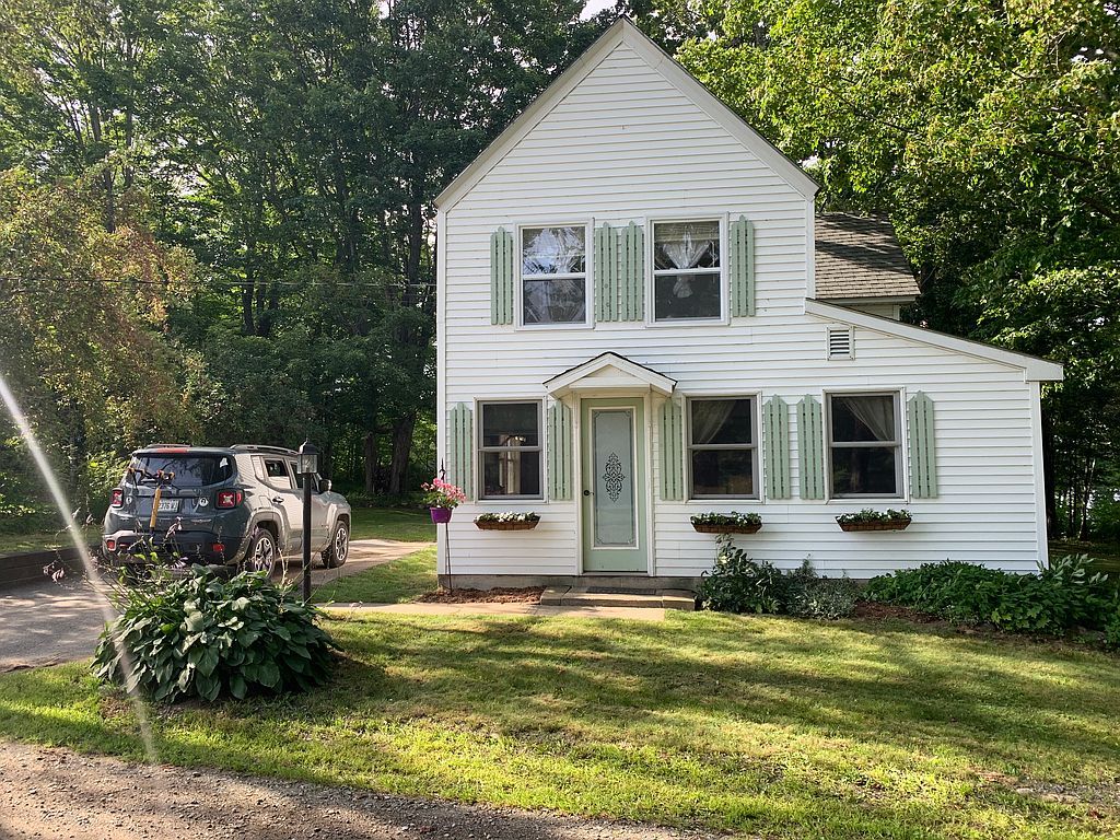 24 Sherman St, Newport, ME 04953
