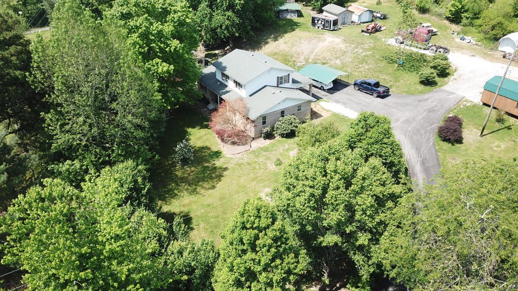 33 Matthews Ln, East Bernstadt, KY 40729