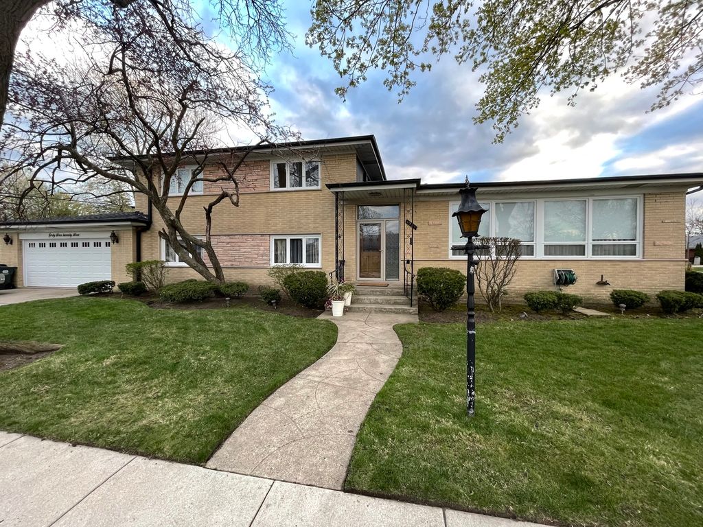 4323 W Jarvis Ave, Lincolnwood, IL 60712 4 Bed, 3 Bath SingleFamily
