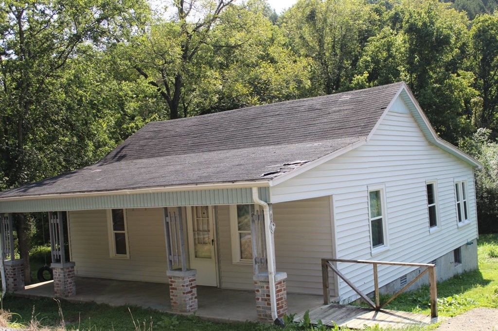 335 W Gipson Ave, Gainesboro, TN 3 Bed, 1 Bath SingleFamily Home 3