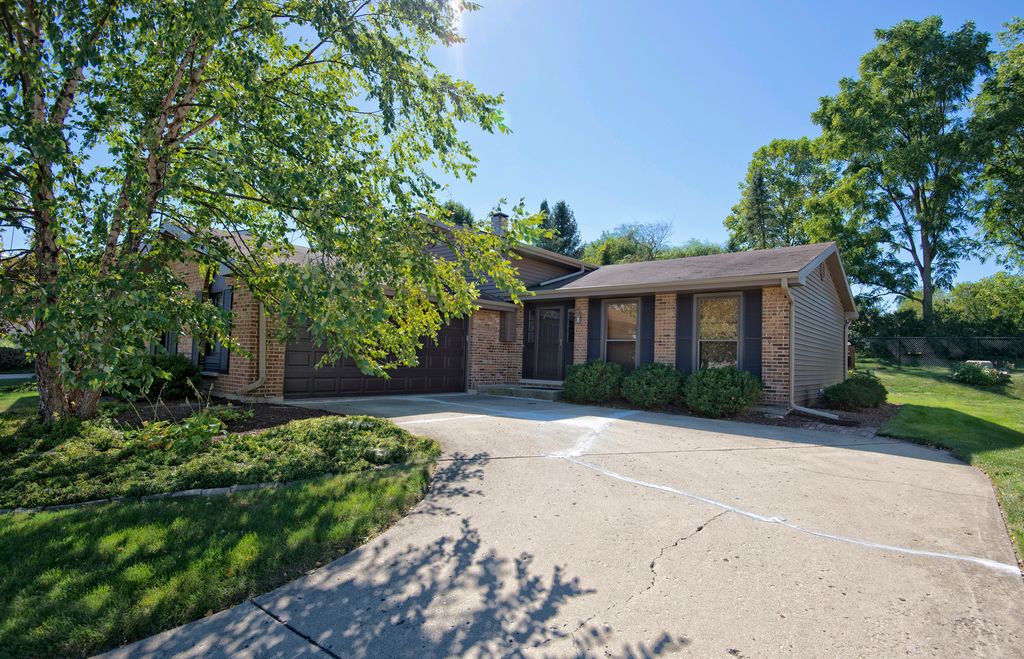 7S610 Lynn Dr, Naperville, IL 60540