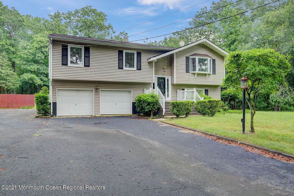 304 Cranberry Rd, Farmingdale, NJ 07727