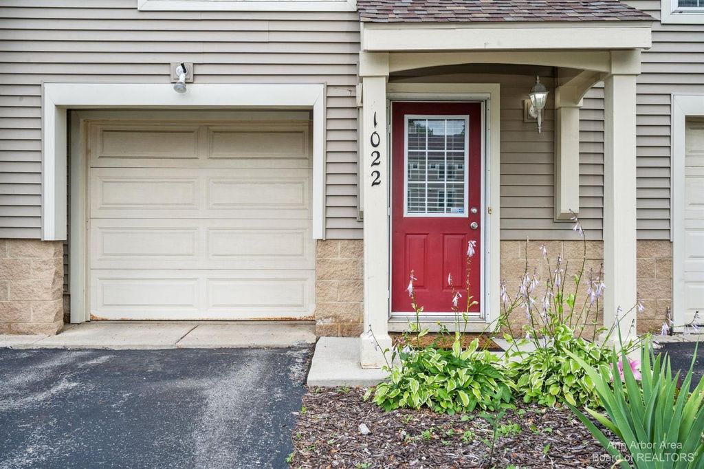 1022 Bluestem Ln, Ann Arbor, MI 48103