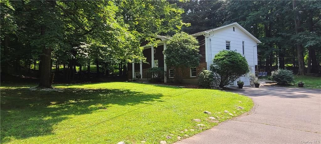 97 Carlton Rd W, Suffern, NY 10901