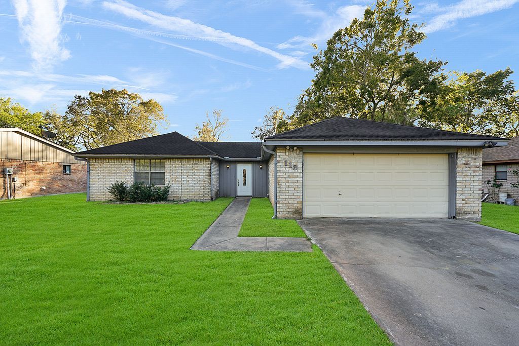 113 Cottonwood St, Lake Jackson, TX 77566