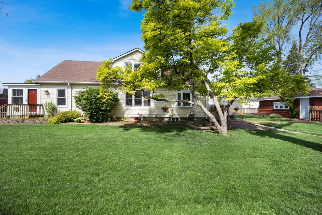 990 Rose Ave, Des Plaines, IL 60016