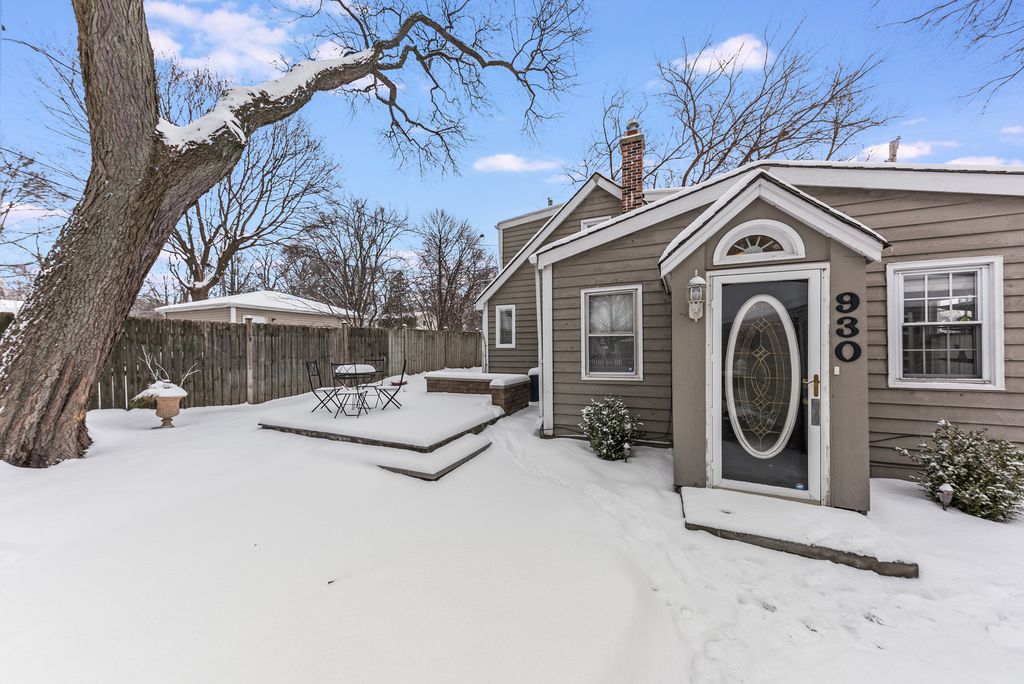 930 N Sleight St, Naperville, IL 60563