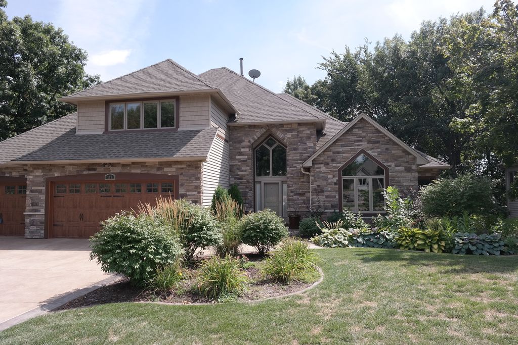 209 Innsbrook Ln, Burnsville, MN 55306