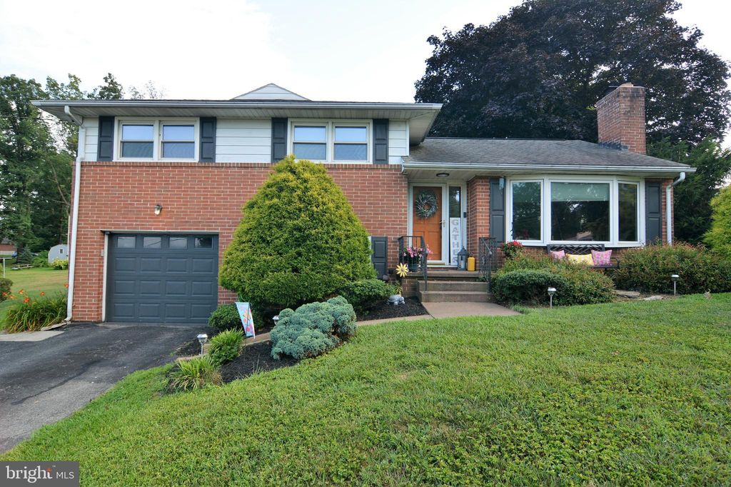 412 Holly Dr, Red Lion, PA 17356